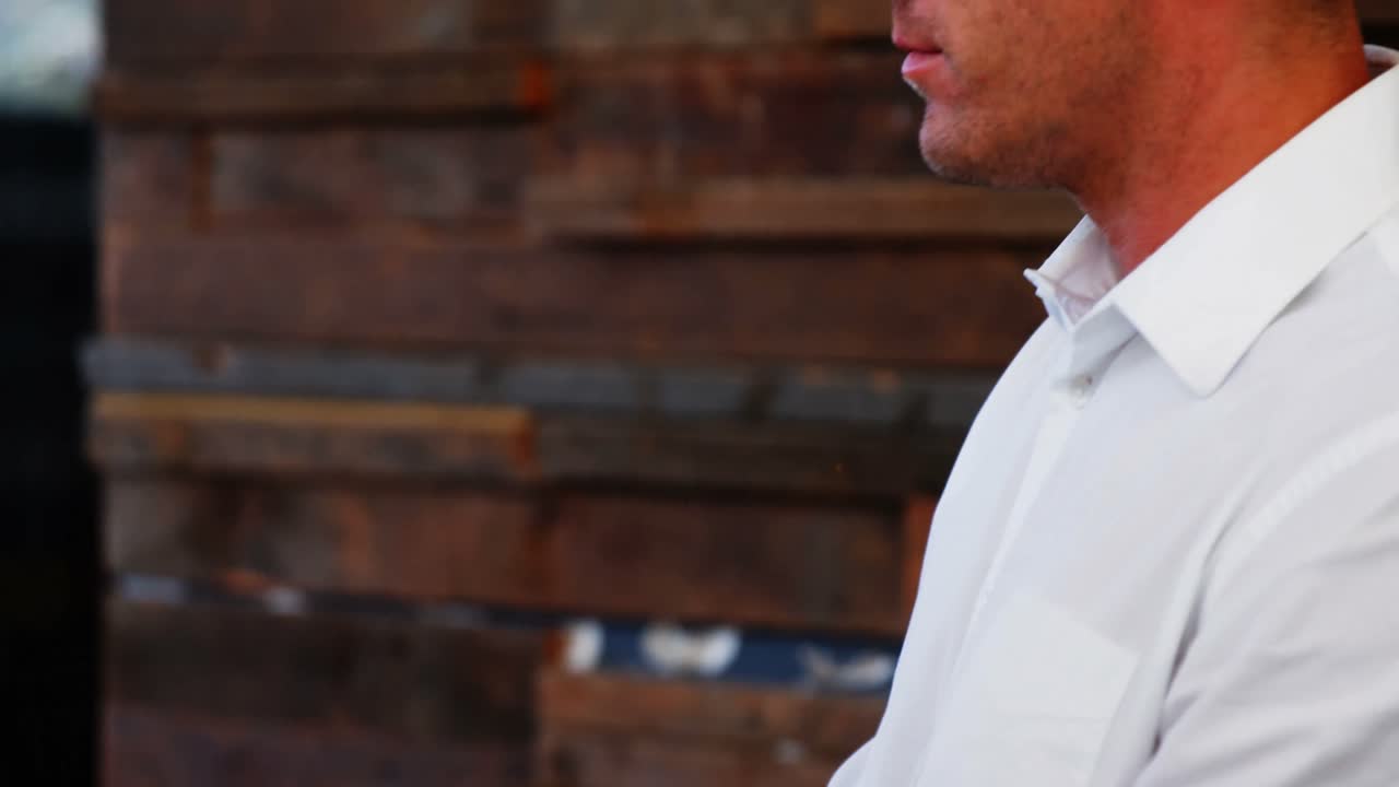 мужчина-предприниматель, работающий за компьютером