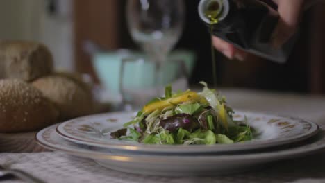 primer plano en cámara lenta de aceite de aguacate que se deja caer sobre una ensalada fresca