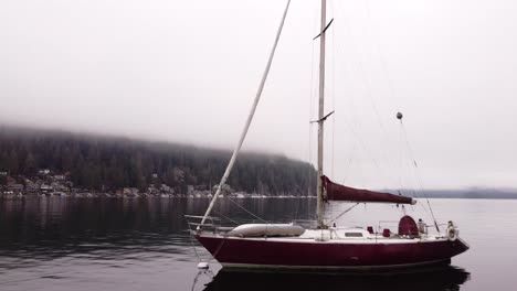 Die-Kamera-Entfernt-Sich-Vom-Mast-Und-Gibt-Den-Blick-Auf-Ein-Boot-Frei,-Das-Inmitten-Einer-Wunderschönen-Landschaft-Geparkt-Ist