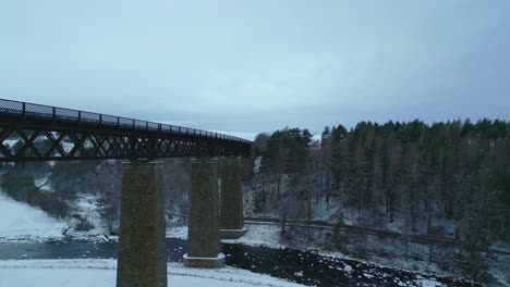 Bandada-De-Pájaros-Volando-Alrededor-Del-Viaducto-De-Findhorn