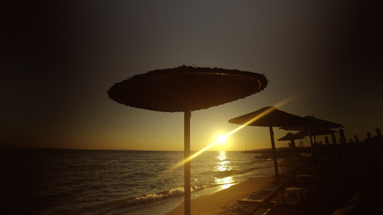 escena de la playa al atardecer