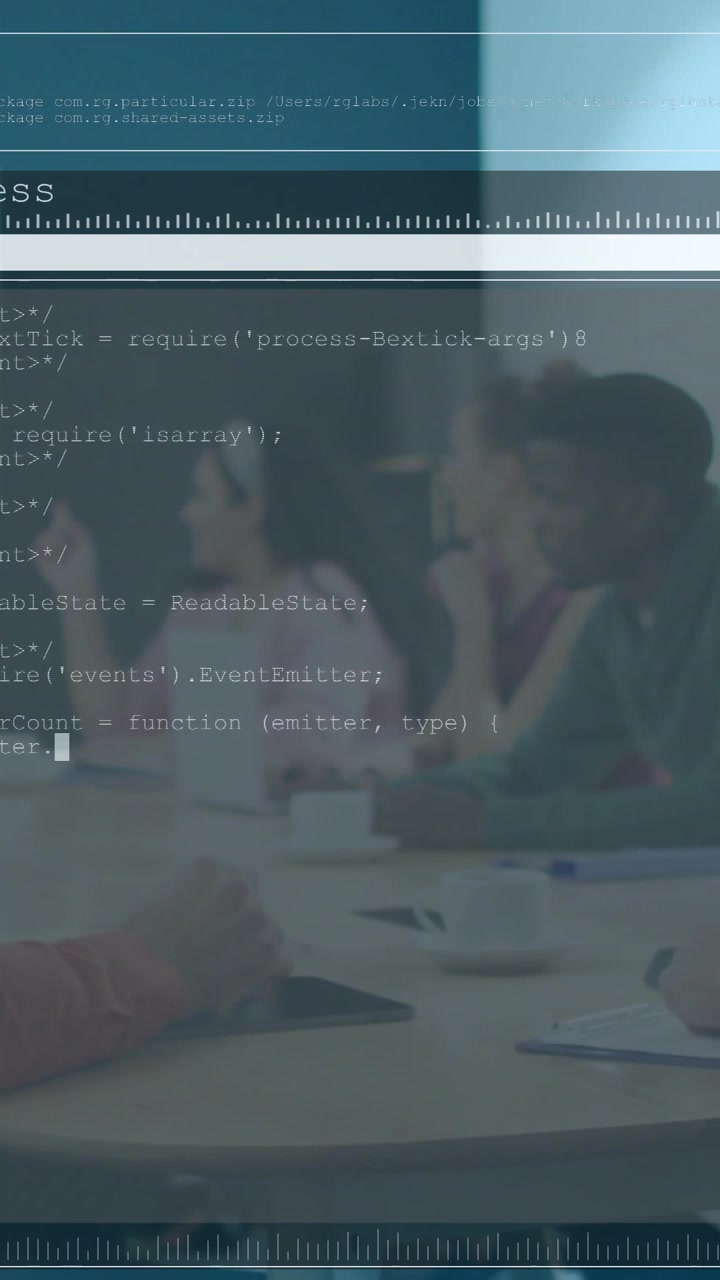 Video vertical: Equipo gesticulando, iniciando una superposición HUD, código deslizándose por la mesa, revisando tecnología.