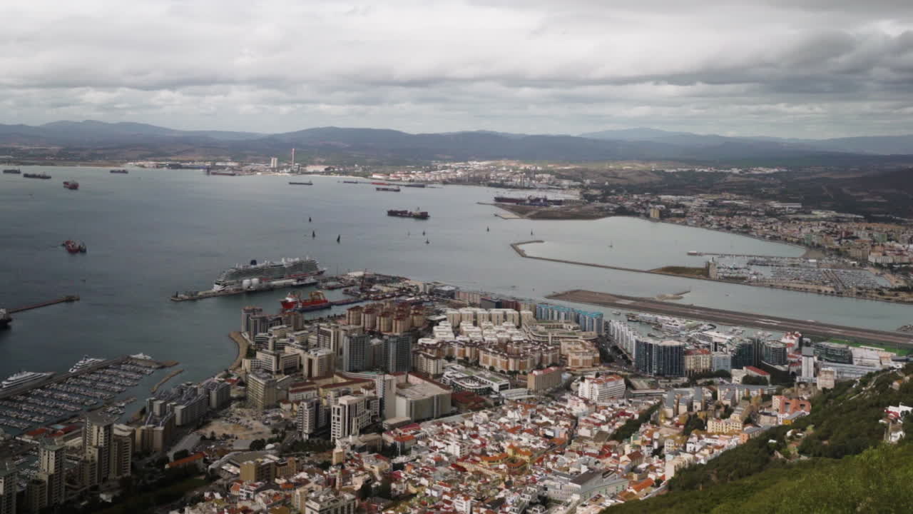 vista aérea de la ciudad y el puerto desde gibraltar rock