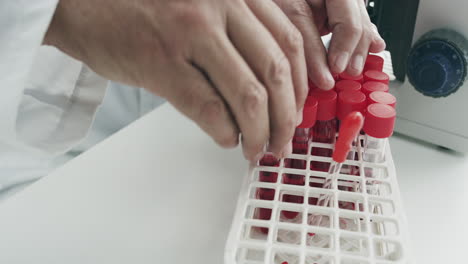 científico que trabaja con muestras de sangre en un laboratorio