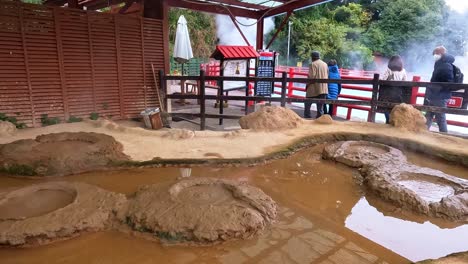 Schlammvulkane-In-Umi-Jigoku-Oder-Meereshölle,-Aufgenommen-In-Beppu-Mit-Dampfenden-Geysiren-Heißer-Quellen,-Die-Aus-Dem-Kobaltblauen-Wasser-Dampfen