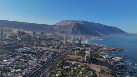 Toma-Aérea-Giratoria-De-Hiperlapso-De-Iquique,-Chile-Con-El-Océano-A-La-Vista