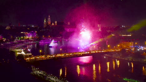 Fuegos-Artificiales-Sobre-El-Castillo-Real-De-Wawel-Y-El-Río-Vístula-En-Cracovia-Durante-El-Desfile-Del-Dragón,-Polonia