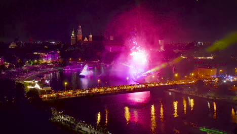 fuegos artificiales sobre el castillo real de wawel y el río vistula en cracovia durante el desfile del dragón, polonia