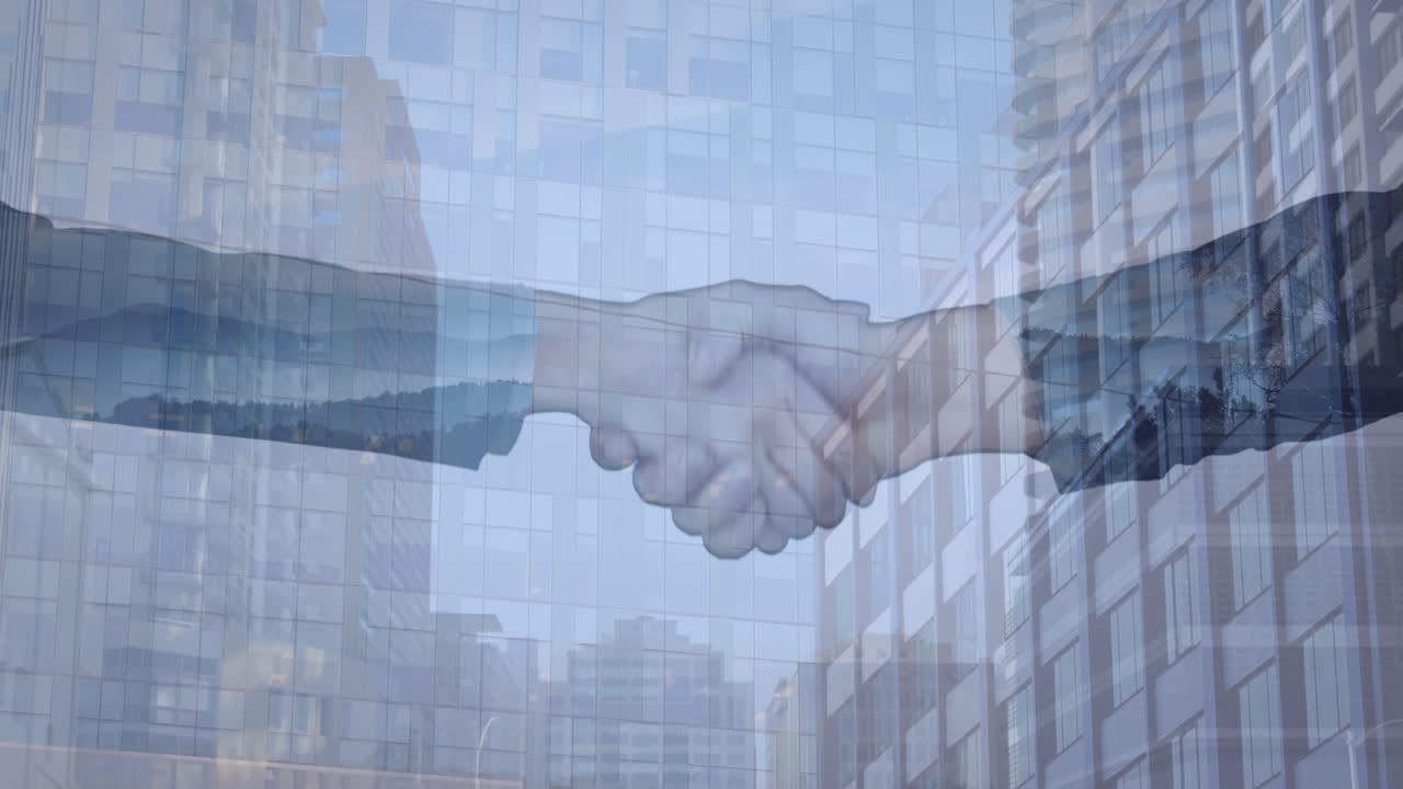 Video compuesto de la parte central de un empresario y una empresaria estrechándose las manos con edificios altos de fondo