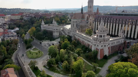 vista aérea de budapest, bastión de los pescadores, en otoño