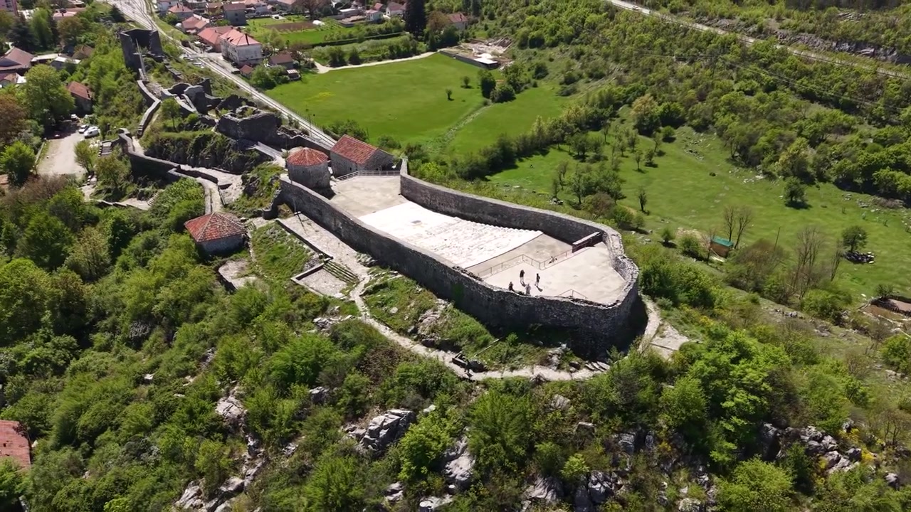 Veduta aerea della Fortezza di Onogost, antico punto di riferimento medievale con bastioni di Niksic, Montenegro. Ripresa con drone.