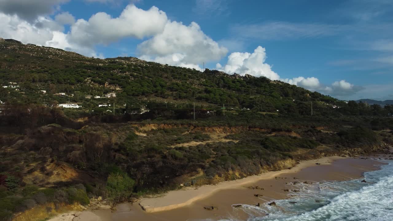 paisaje montañoso con fincas privadas en la costa de españa, vista aérea