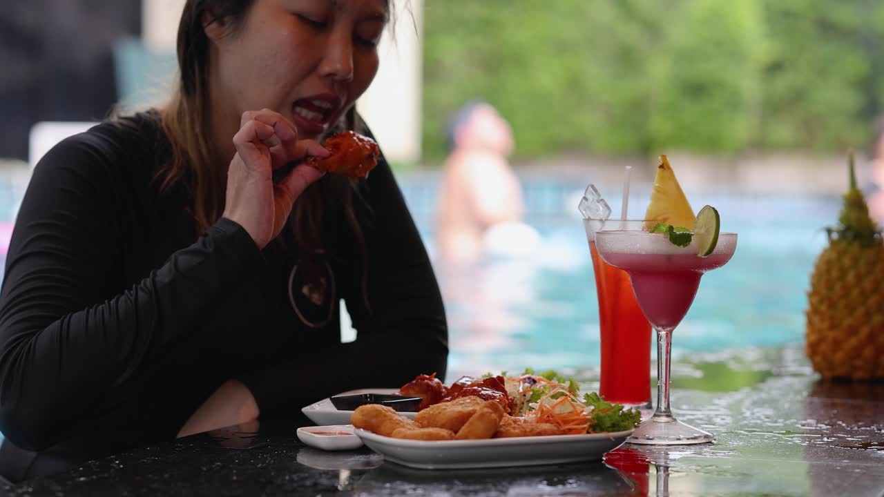 수영장 에서 음식과 음료를 마시며 휴식을 취합니다.