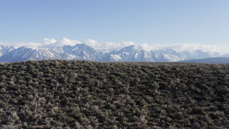 Zoom-out-with-panoramic-view-of-the-Alabama-Hills-on-a-sunny-day-in-California