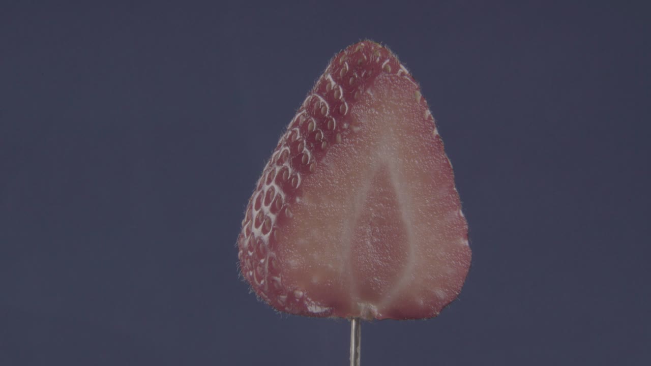 크로마 키를 위해 파란 화면에 루프와 함께 회전하는 딸기