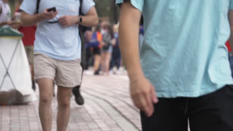 대학생들이 캠퍼스를 걷고, 얼굴도 없고, 중간