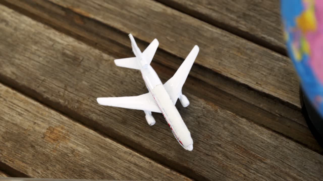 teclado, modelo de avión y globo en la mesa 4k