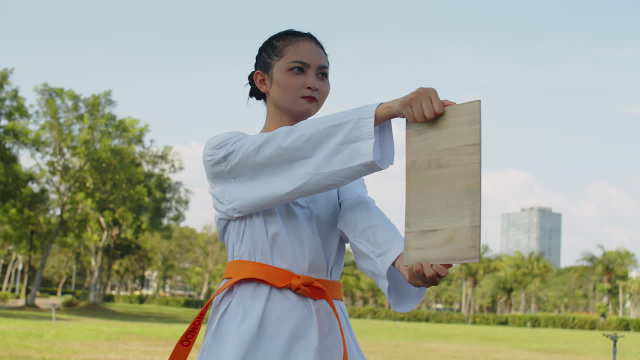 V1-0033_2023.12.14 DI Trung Crossmedia People practising taekwondo00000000.mov