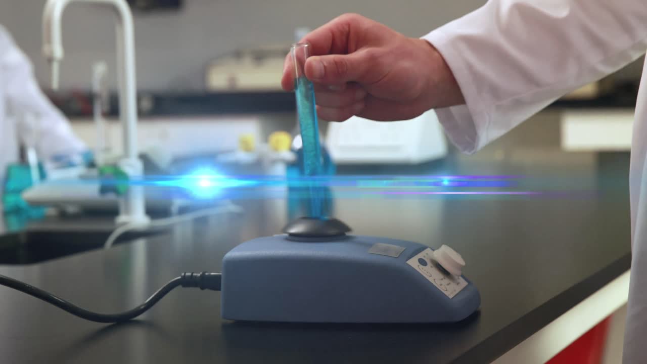 animación de puntos de luz sobre el médico caucásico en el laboratorio