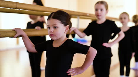 Niños-En-Clase-De-Danza-Clásica