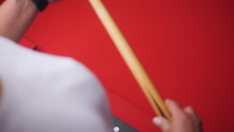 mujer con camisa blanca recoge el palo de palo de billar rojo