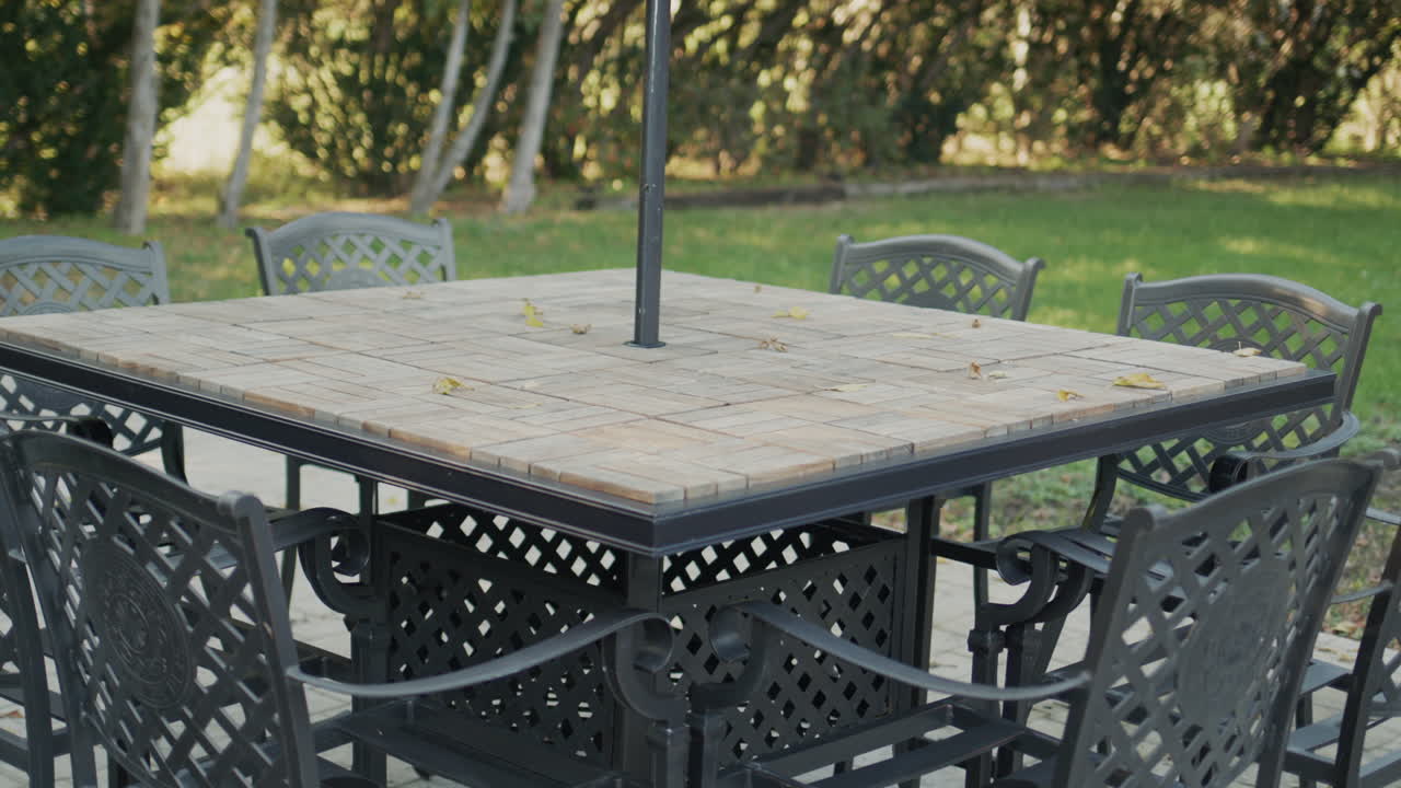 Tomt bord på caféens sommerterrasse. Sæsonens afslutning og efterårets komme.