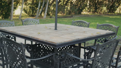 mesa vacía en el patio de juegos de verano de la cafetería. el final de la temporada y la llegada del otoño