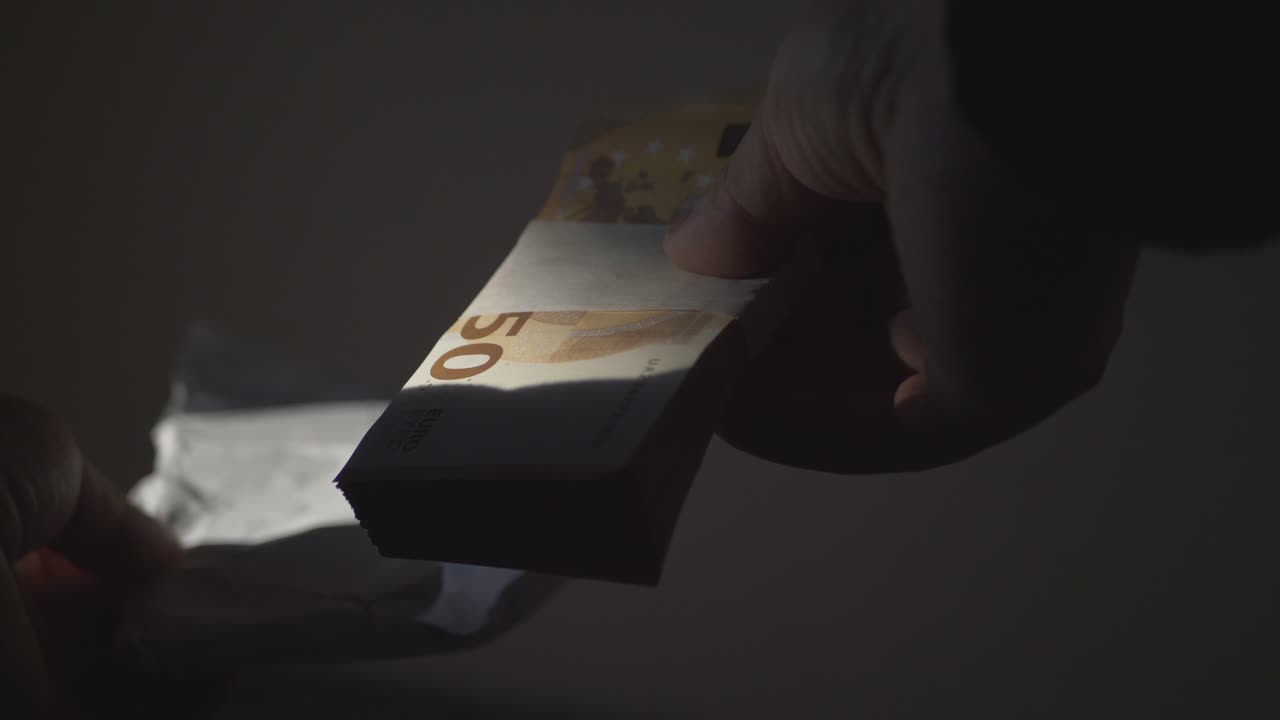 Person fjerner stak eurosedler fra kuverten. 4K slowmotion-optagelse