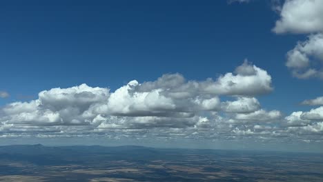 Er-Flog-Sanft-über-Einen-Typischen-Sommerhimmel-Mit-Einigen-Winzigen-Kumulusklumpen