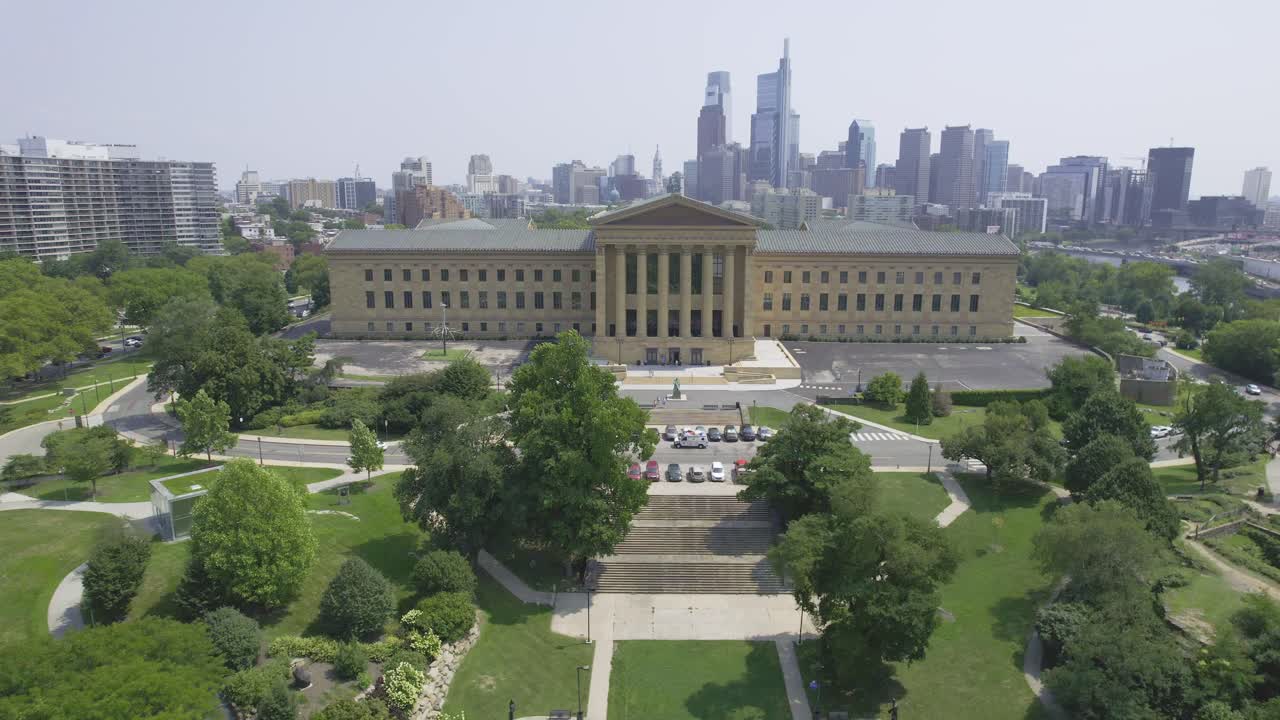 Vista aerea del Museo d'Arte di Philadelphia e dello skyline della città