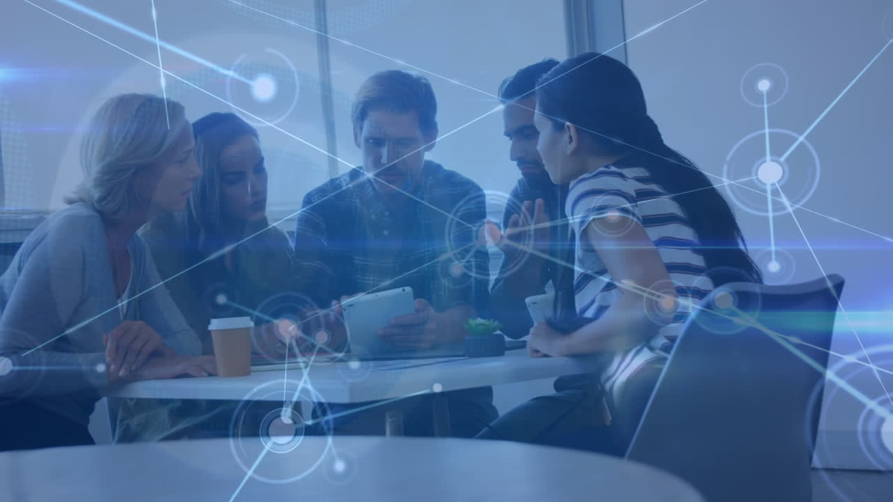animación de la red de conexiones a través de diversas personas de negocios que se reúnen en la oficina