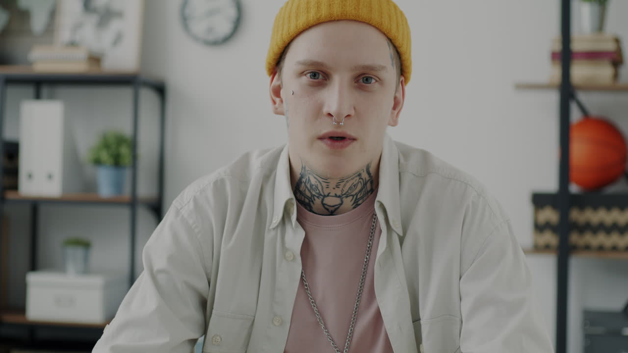 joven en un entorno de oficina en el hogar