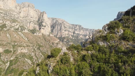 Drohnenvideo,-Das-Den-Fliegenden-Vikos-Schlucht-Canyon-Sommertag-Zeigt,-Der-Nach-Links-Schwenkt