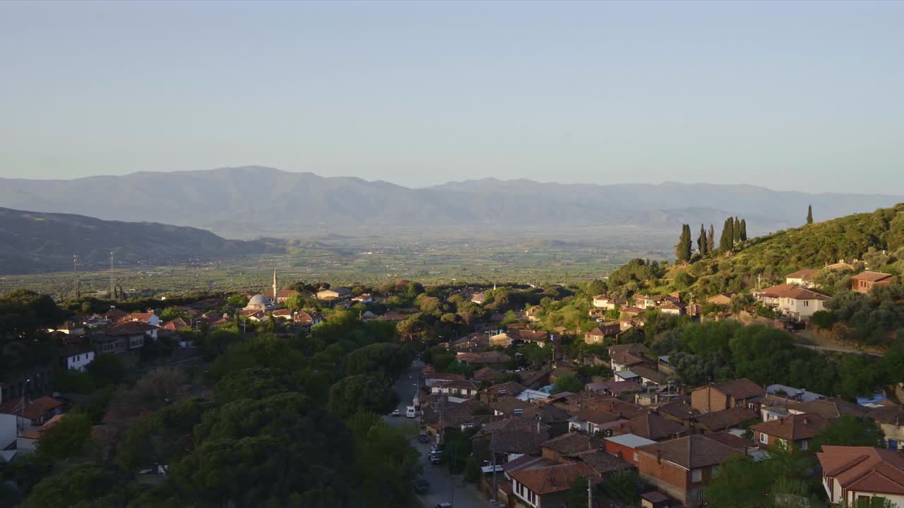 una vista del pueblo con su mezquita y sus casas renovadas.