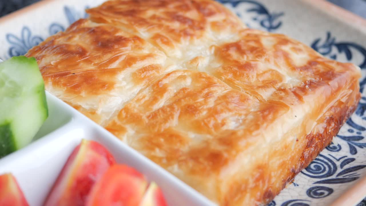 Herkullinen lehtitaikinaleivonnainen tomaateilla ja kurkulla