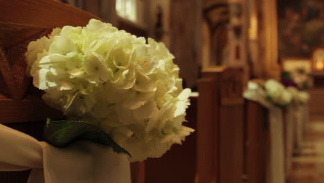 flores en el banco de la iglesia en el control deslizante de movimiento deslizante del pasillo