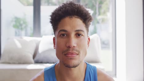 retrato de un hombre biracial feliz mirando a la cámara