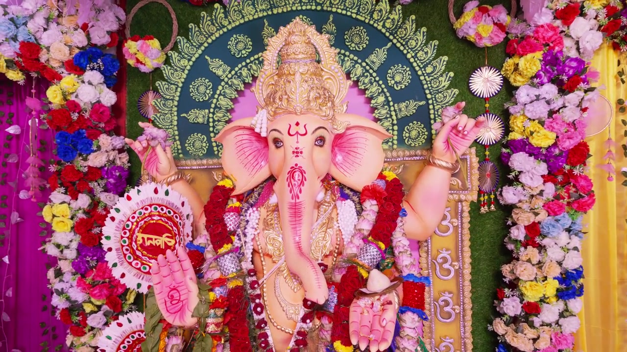 Lord Ganesha è la venerata divinità indù con la testa di elefante, nota come colui che rimuove gli ostacoli e dio della saggezza, dei nuovi inizi e della prosperità