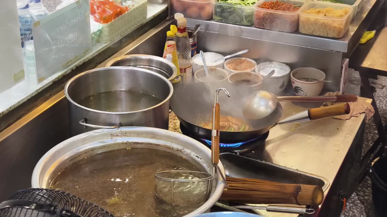 escena de cocina de comida callejera