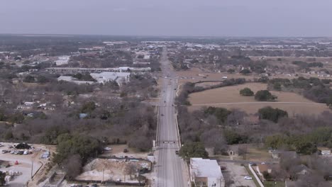 elevándose por encima de la calle principal sobre el centro de round rock, texas