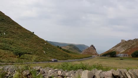 Coche-Conduce-A-Través-Del-Espectacular-Valle-De-Rocas-En-Lynton-North-Devon-Uk-4k