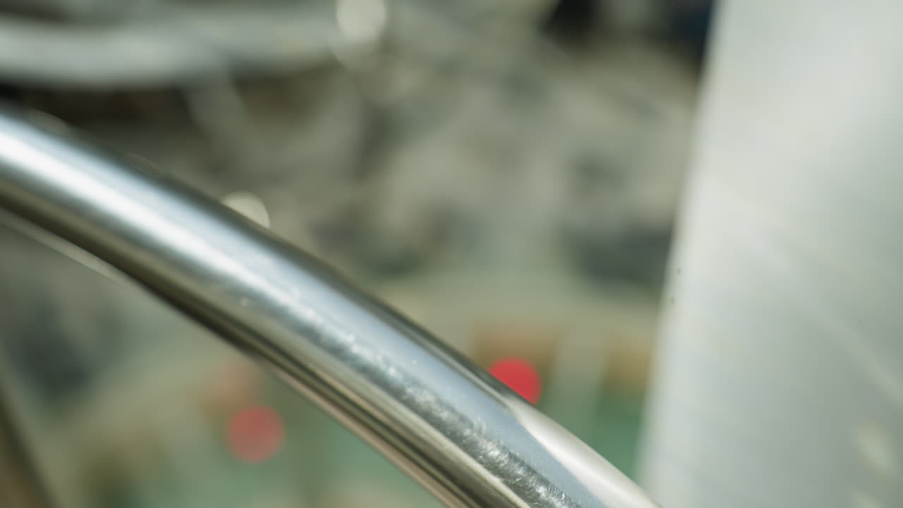 vista aérea borrosa de un ascensor que sube. el video se graba desde la perspectiva de primera persona con una cámara de mano, capturando el movimiento y los detalles borrosos del ascenso del ascensor