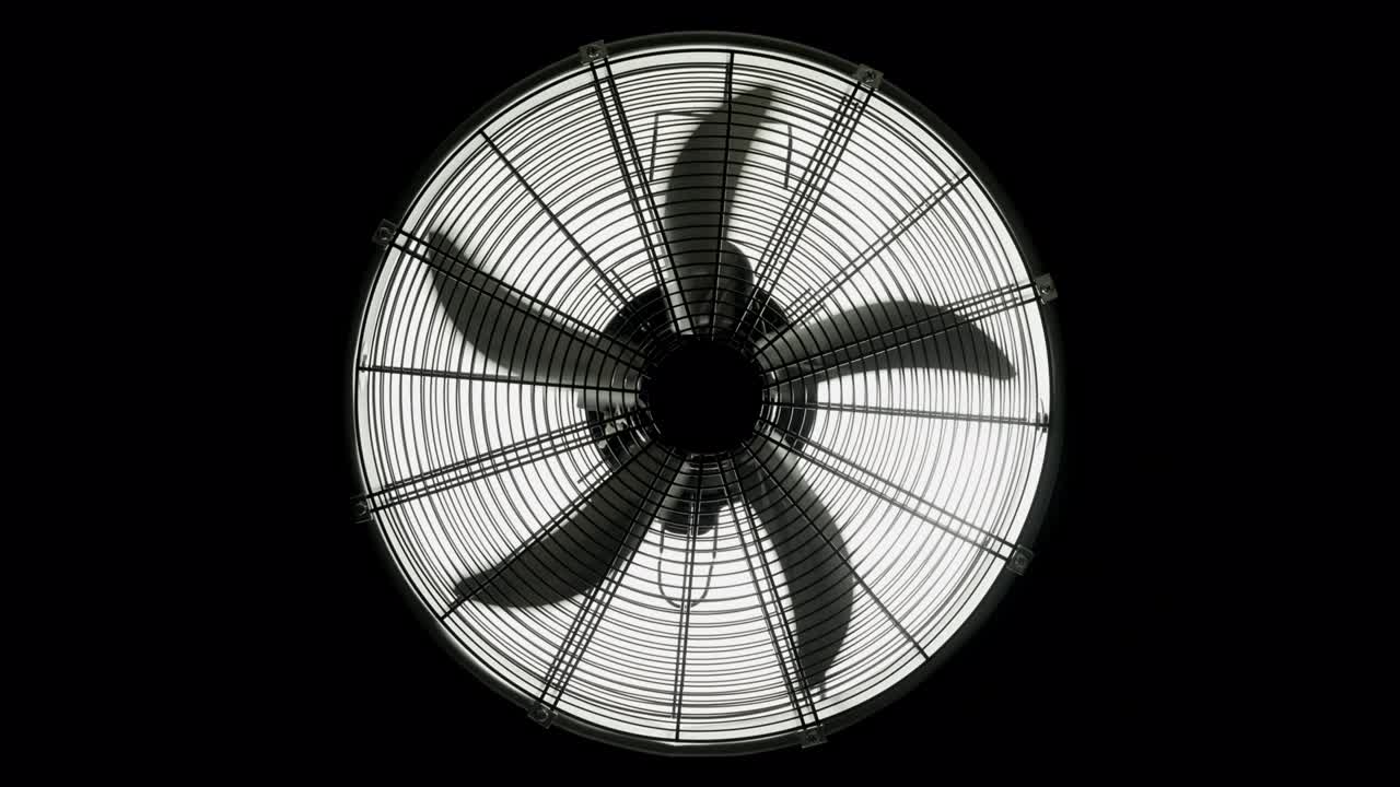 천천히 회전하는 환기 팬.