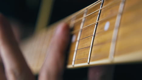 músico profesional conecta la guitarra y verifica los sonidos