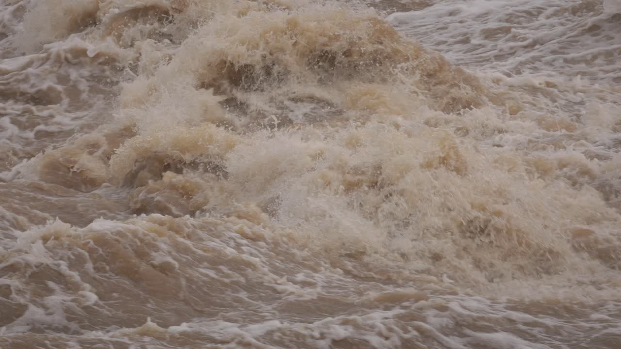 쿠메라, 골드 코스트, 2024 년 1 월 2 일 - 쿠메라 강의 교두보를 가로지르는 격동의 물, 2024 년 폭풍의 홍수 물 아래.