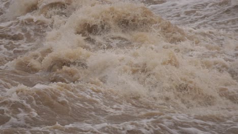 coomera, gold coast, 2 de enero de 2024 - aguas turbulentas a través de la calzada del río coomera bajo las aguas de inundación de las tormentas de 2024 en enero