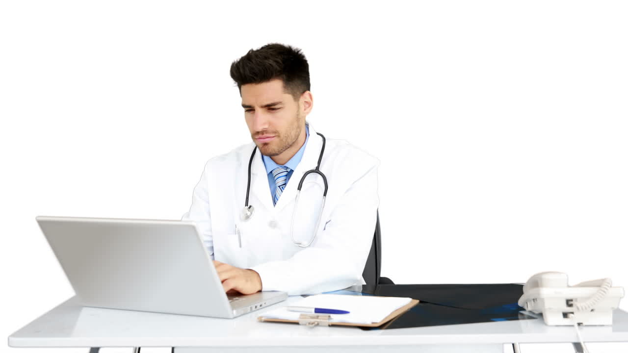 joven médico trabajando en su escritorio