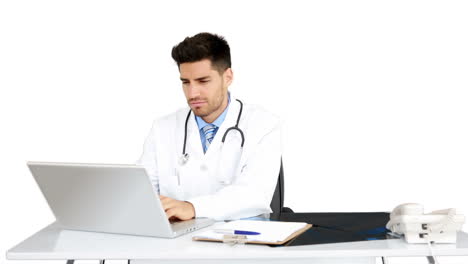 Joven-Doctor-Trabajando-En-Su-Escritorio