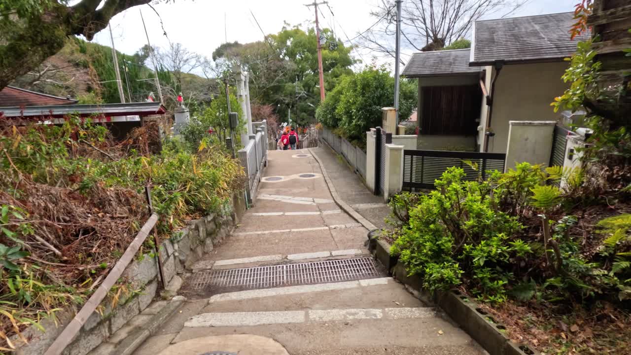 성당 의 돌 계단 을 평화롭게 올라가는 것