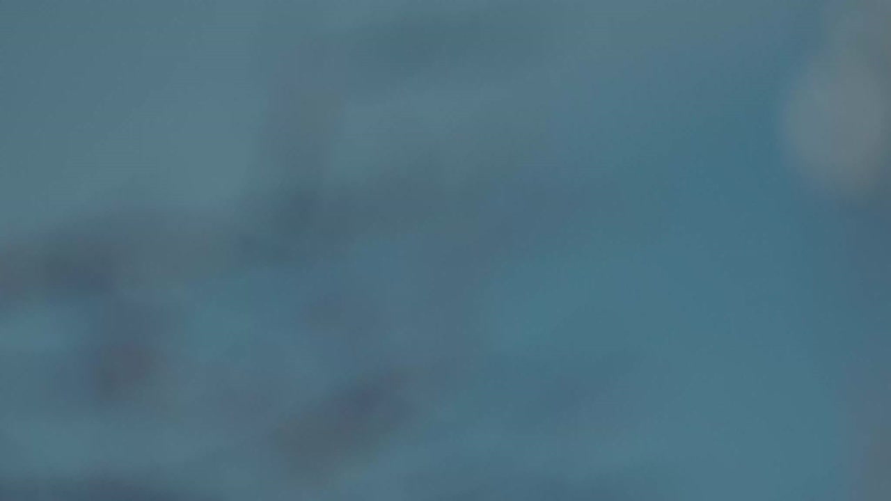 un juego de llaves que se lanzan al aire en cámara lenta